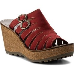 Klapki FLY LONDON - Ginkfly P144262006 Lipstick Red. Czerwone klapki damskie marki Fly London, ze skóry, na obcasie. W wyprzedaży za 329,00 zł.