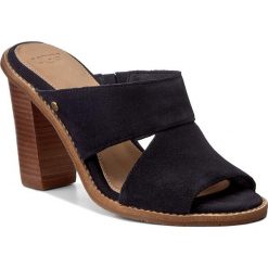 Klapki UGG - W Celia 1015698 W/Mri. Niebieskie klapki damskie marki Ugg, bez wzorów, ze skóry, bez obcasa, na obcasie. W wyprzedaży za 389,00 zł.