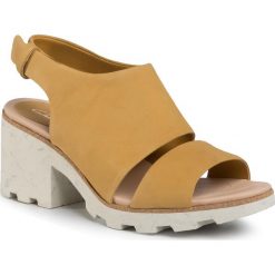 Sandały CLARKS - Rene Sienna 261320644 Yellow Nubuck. Żółte klapki damskie Clarks, bez wzorów, ze skóry, bez obcasa, na obcasie. W wyprzedaży za 299,00 zł.