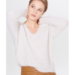 Puszysty sweter oversize - Kremowy. Białe swetry damskie Mohito, s, bez wzorów, bez rękawów, bez kaptura. W wyprzedaży za 59,99 zł.