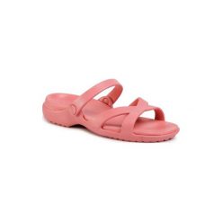 CROCS 205472-682 Różowy jasny. Różowe klapki damskie Crocs, bez wzorów, z tworzywa sztucznego, bez obcasa. Za 129,99 zł.