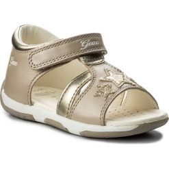 Sandały GEOX - B S. Tapuz G. A B820YA 044AJ C0871 M Beige/Gold. Żółte sandały dziewczęce Geox, ze skóry ekologicznej, bez zapięcia. W wyprzedaży za 139,00 zł.