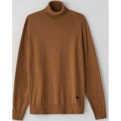 Sweter męski - Beżowy. Brązowe swetry męskie Cropp, s, bez wzorów, bez kołnierzyka, bez kaptura. Za 69,99 zł.