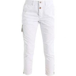 Mos Mosh VALERINE KATY Spodnie materiałowe white. Białe spodnie damskie marki Mos Mosh, bez wzorów, z elastanu. W wyprzedaży za 482,30 zł.