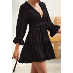 Sukienka DOROTI BLACK. Czarne sukienki damskie Sukienka DOROTI BLACK, s, bez wzorów, bez kołnierzyka, z krótkim rękawem, krótkie, mini. W wyprzedaży za 79,00 zł.