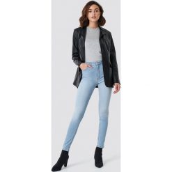 NA-KD Jeansy Skinny Mid Waist - Blue. Niebieskie spodnie z wysokim stanem marki NA-KD, z jeansu. Za 141,95 zł.