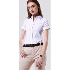 Biała Koszula Resemble. Białe koszule damskie marki Born2be, na co dzień, s, bez wzorów, eleganckie, z wykładanym kołnierzem, z krótkim rękawem. Za 59,99 zł.