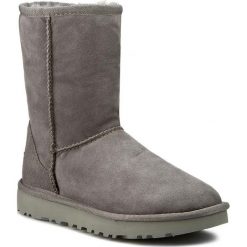 Buty UGG - W Classic Short II 1016223 W/Grey. Szare kozaki damskie Ugg, ze skóry, bez obcasa, bez zapięcia. Za 939,00 zł.