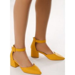 Żółte Czółenka Girls Go Wild. Żółte czółenka damskie Born2be, bez wzorów, ze szpiczastym noskiem, bez obcasa, na obcasie. Za 79,99 zł.