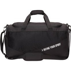 Torba sportowa TPU635 - czarny - Outhorn. Czarne torby podróżne marki Outhorn, w paski, z gumy. W wyprzedaży za 44,99 zł.