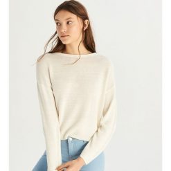 Krótki sweter - Kremowy. Białe swetry damskie Sinsay, s, bez wzorów, z krótkim rękawem, krótkie, bez kaptura. W wyprzedaży za 19,99 zł.