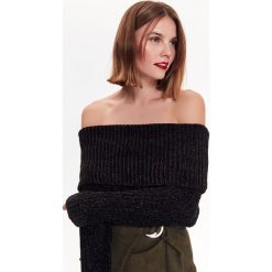 SWETER Z SZENILI, W MODNYM FASONIE Z ODSŁONIĘTYMI RAMIONAMI. Czarne swetry klasyczne damskie marki Top Secret, na zimę, l, z tkaniny. W wyprzedaży za 39,99 zł.