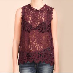 Top w kolorze bordowym. Czerwone topy damskie Chattawak, l, w koronkowe wzory, z koronki, z okrągłym kołnierzem. W wyprzedaży za 76,95 zł.