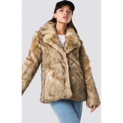 NA-KD Trend Kurtka ze sztucznego futra z kołnierzem - Brown. Brązowe bomberki damskie NA-KD Trend, z poliesteru. Za 404,95 zł.