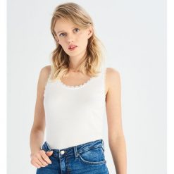Top na ramiączkach - Biały. Białe topy damskie Sinsay, s, bez wzorów, bez kołnierzyka. Za 14,99 zł.