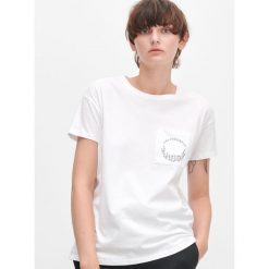 Bawełniany t-shirt z kieszenią -. T-shirty damskie Reserved, s, bez wzorów, z bawełny, bez kołnierzyka. Za 29,99 zł.
