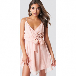 Iva Nikolina x NA-KD Szyfonowa sukienka krótka - Pink. Różowe sukienki damskie Iva Nikolina x NA-KD, w paski, z poliesteru, bez kołnierzyka, z krótkim rękawem, krótkie, mini, kopertowe. W wyprzedaży za 113,36 zł.