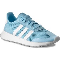 Buty adidas - Flb W BY9306 Iceblu/Peagre/Gum4. Niebieskie buty sportowe damskie Adidas, w paski, ze skóry, eleganckie, bez obcasa, na płaskiej podeszwie, z paskami. W wyprzedaży za 259,00 zł.