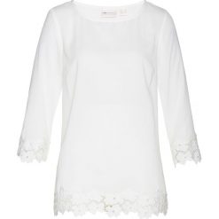Tunika satynowa bonprix biel wełny. Białe tuniki damskie marki bonprix, z haftami, z wełny, bez kołnierzyka, bez rękawów. Za 54,99 zł.