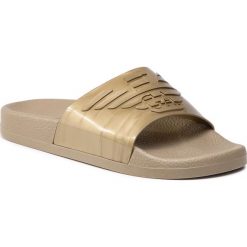 Klapki EMPORIO ARMANI - X3PS02 XL825 00069 Gold. Pomarańczowe klapki damskie Emporio Armani, bez wzorów, z tworzywa sztucznego, bez obcasa. W wyprzedaży za 199,00 zł.