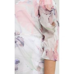 Vince Camuto Plus SIDE TIE DIFFUSED BLOOM LONG Tunika new ivory. Białe bluzki damskie marki Vince Camuto Plus, bez wzorów, z poliesteru, bez kołnierzyka, bez rękawów. Za 569,00 zł.