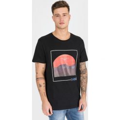 Jack & Jones Scape Koszulka Czarny. Czarne podkoszulki męskie Jack & Jones, l, z nadrukiem, z bawełny, z krótkim rękawem. Za 87,95 zł.