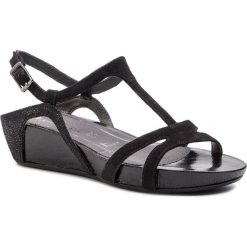 Sandały TAMARIS - 1-28242-22 Blk Suede Comb 022. Czarne klapki damskie Tamaris, bez wzorów, z zamszu, bez obcasa, na obcasie. W wyprzedaży za 179,00 zł.