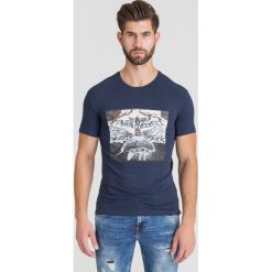 GRANATOWY T-SHIRT TRUSSARDI JEANS. Niebieskie t-shirty męskie Trussardi Jeans, xl, z nadrukiem, z elastanu, klasyczne, z okrągłym kołnierzem. Za 94,50 zł.