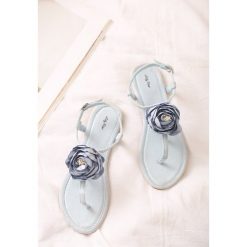 Niebieskie Sandały Shimmer Heart. Niebieskie sandały damskie Born2be, bez wzorów, bez obcasa, na płaskiej podeszwie, ze sprzączką. Za 49,99 zł.