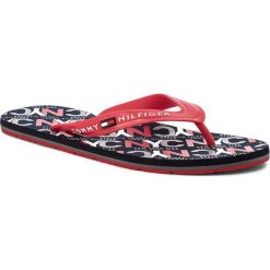 Japonki TOMMY HILFIGER - City Print Beach Sandal FM0FM01361 Tango Red 611. Czerwone klapki męskie TOMMY HILFIGER, z tworzywa sztucznego, bez zapięcia. W wyprzedaży za 109,00 zł.