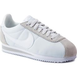 Buty NIKE - Classic Cortez Nylon 749864 010 Pure Platinum/White. Szare półbuty damskie Nike, bez wzorów, z zamszu, bez obcasa, na płaskiej podeszwie, bez zapięcia. W wyprzedaży za 249,00 zł.