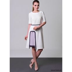 Sukienka wizytowa LEDI w kolorze kremowym. Białe sukienki damskie Pakamera, bez wzorów, wizytowe, bez kołnierzyka, bez rękawów, midi. Za 360,00 zł.