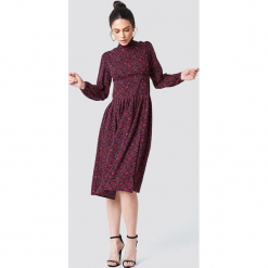 NA-KD Sukienka midi ze stójką i guzikami - Multicolor. Szare sukienki na komunię marki NA-KD, z dekoltem na plecach, midi, proste. Za 202,95 zł.