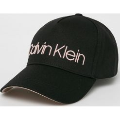 Calvin Klein - Czapka. Czapki damskie Calvin Klein, bez wzorów, z bawełny. Za 149,90 zł.