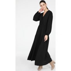 Maxi sukienka - 80-5631 NERO. Czarne sukienki damskie Unisono, na imprezę, na jesień, s, bez wzorów, z wiskozy, bez kołnierzyka, bez rękawów, długie, maxi, kopertowe. Za 169,00 zł.