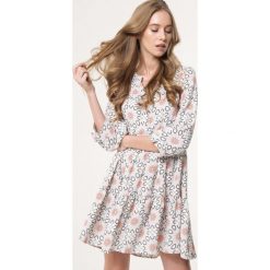 Biała Sukienka Carnation. Białe sukienki damskie Born2be, s, bez wzorów, sportowe, bez kołnierzyka, bez rękawów, midi, sportowe. Za 129,99 zł.
