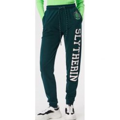 Spodnie dresowe Harry Potter - Khaki. Brązowe spodnie damskie Sinsay, s, z dresówki. Za 59,99 zł.