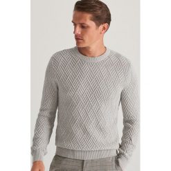 Sweter ze strukturalnej dzianiny - Jasny szary. Szare swetry męskie Reserved, s, bez wzorów, z dzianiny, bez kołnierzyka, bez kaptura. Za 119,99 zł.