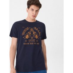 T-shirt z nadrukiem Granatowy. Niebieskie t-shirty męskie House, s, z nadrukiem, bez kołnierzyka. Za 29,99 zł.