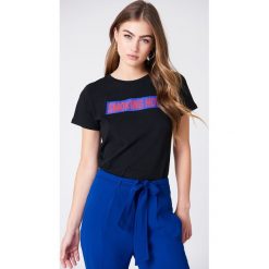 NA-KD T-shirt Smoking Hot - Black. Czarne t-shirty damskie NA-KD, z nadrukiem, z bawełny, z okrągłym kołnierzem. W wyprzedaży za 24,28 zł.
