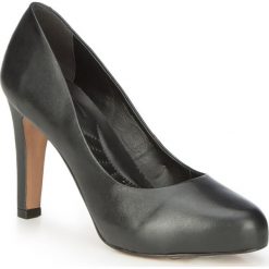 Buty damskie. Pomarańczowe czółenka damskie Wittchen, na co dzień, bez wzorów, ze skóry, bez obcasa. W wyprzedaży za 329,90 zł.