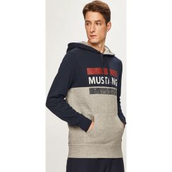 Mustang - Bluza. Niebieskie bluzy męskie Mustang, xl, z nadrukiem, z bawełny, z kapturem, bez rękawów, z kapturem. W wyprzedaży za 159,90 zł.