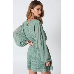 NA-KD Boho Koronkowa sukienka ze sznurowaniem - Green. Zielone sukienki damskie koronkowe marki NA-KD Boho, z haftami, boho, z dekoltem na plecach, mini. Za 283,95 zł.
