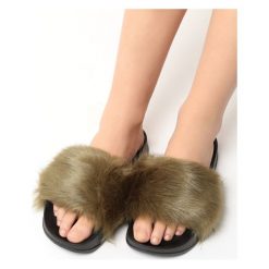 Khaki Klapki Hirsute. Brązowe kapcie damskie Born2be, z materiału, na obcasie. Za 34,99 zł.