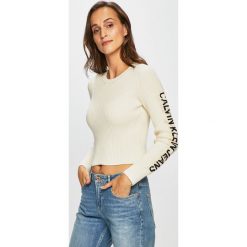 Calvin Klein Jeans - Sweter. Białe swetry damskie Calvin Klein Jeans, s, bez wzorów, z bawełny, z krótkim rękawem, krótkie, bez kaptura. W wyprzedaży za 359,90 zł.