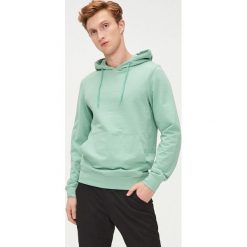 Bluza basic z kapturem - Zielony. Zielone bluzy męskie Cropp, s, bez wzorów, z kapturem, bez rękawów, z kapturem. Za 79,99 zł.