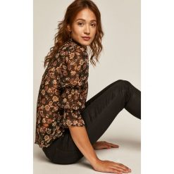 Medicine - Bluzka Pale Femininity. Czarne bluzki damskie MEDICINE, na co dzień, s, bez wzorów, z poliesteru, casualowe, z golfem, z długim rękawem. Za 139,90 zł.