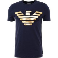 Emporio Armani Tshirt z nadrukiem blu navy. Szare t-shirty męskie z nadrukiem marki Emporio Armani, l, z bawełny, z kapturem. Za 669,00 zł.