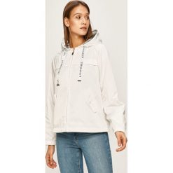 Trussardi Jeans - Kurtka. Białe kurtki damskie Trussardi Jeans, s, bez wzorów, z bawełny, krótkie, z kapturem. Za 979,90 zł.