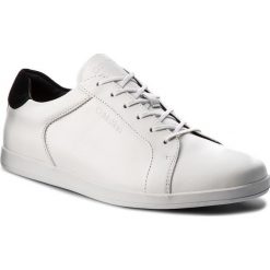 Sneakersy CALVIN KLEIN - Maine2 F0945 White. Białe sneakersy męskie Calvin Klein, na co dzień, bez wzorów, z zamszu, eleganckie, bez zapięcia. W wyprzedaży za 429,00 zł.